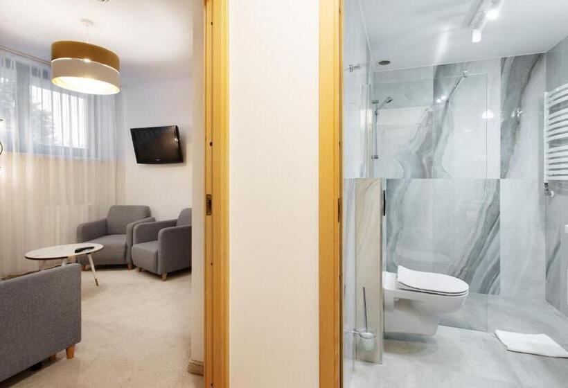 اتاق خانوادگی, Pegaz