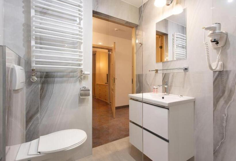 اتاق خانوادگی, Pegaz