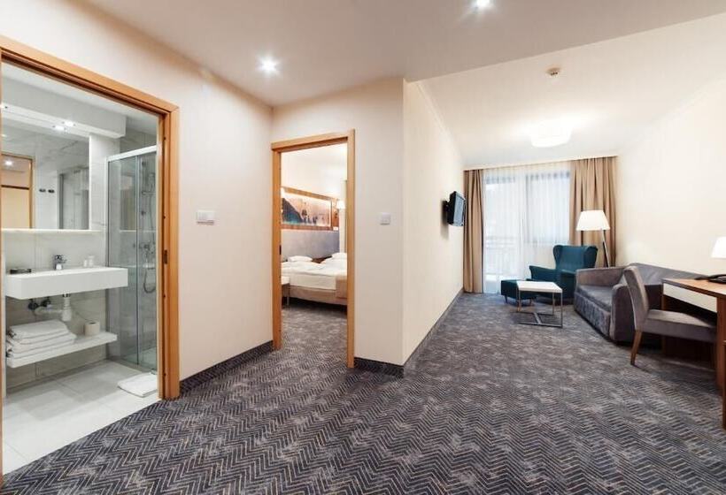 اتاق خانوادگی, Pegaz