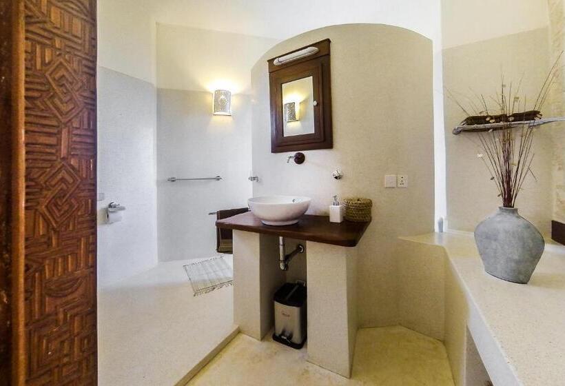 اتاق لوکس با چشم‌انداز دریا, The Charming Lonno Lodge Watamu