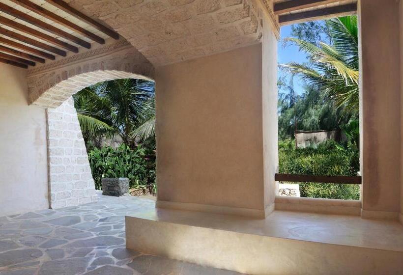 سوییت با چشمانداز دریا, The Charming Lonno Lodge Watamu