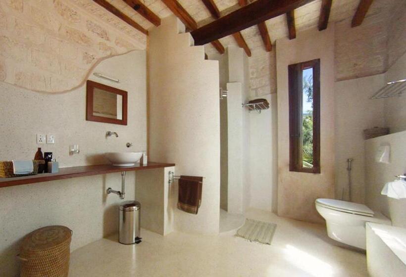 سوییت با چشمانداز دریا, The Charming Lonno Lodge Watamu