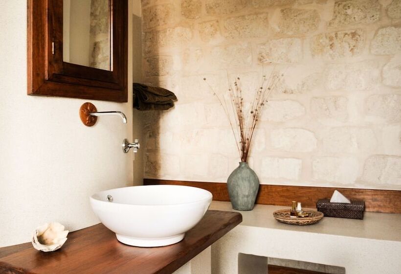 سوییت با چشمانداز دریا, The Charming Lonno Lodge Watamu