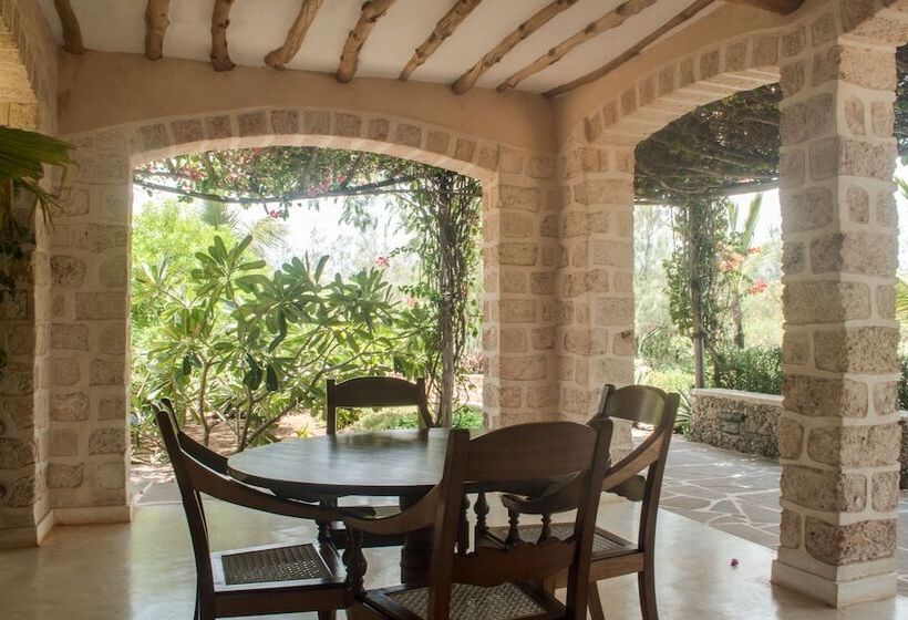 سوییت با چشمانداز دریا, The Charming Lonno Lodge Watamu
