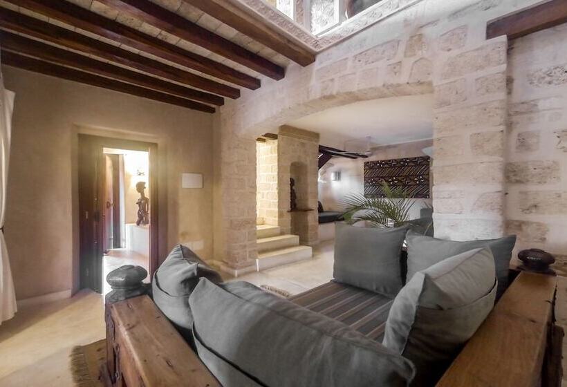 سوییت با چشمانداز دریا, The Charming Lonno Lodge Watamu