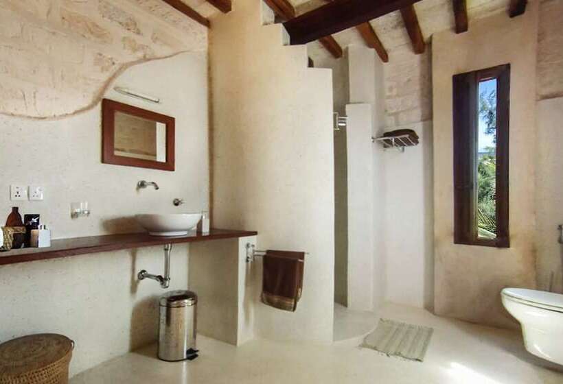 سوییت با چشمانداز دریا, The Charming Lonno Lodge Watamu