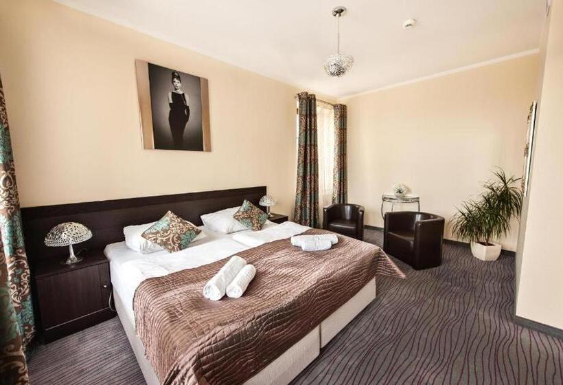 شقة غرفة واحدة, Willa Adriana