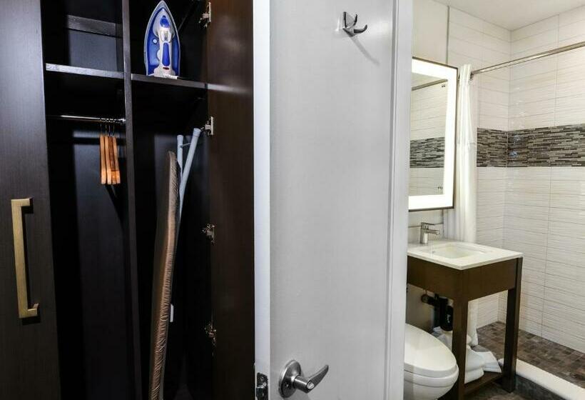 غرفة قياسية سرير كينج, Sunset West Hotel, Surestay Collection By Best Western