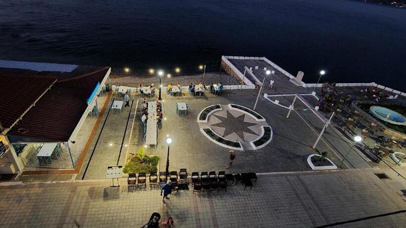 غرفة قياسية مطلّة علي البحر, Argo Papadakis