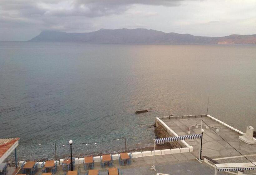 غرفة قياسية مطلّة علي البحر, Argo Papadakis