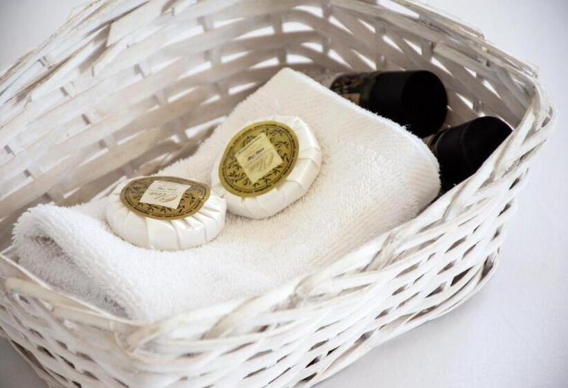 غرفة قياسية مطلّة علي البحر, Argo Papadakis