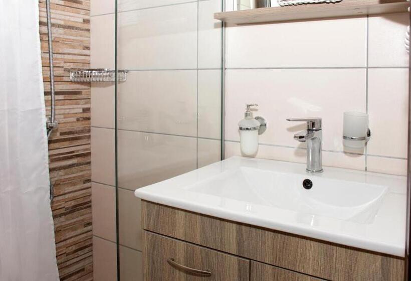 غرفة قياسية مطلّة علي البحر, Argo Papadakis