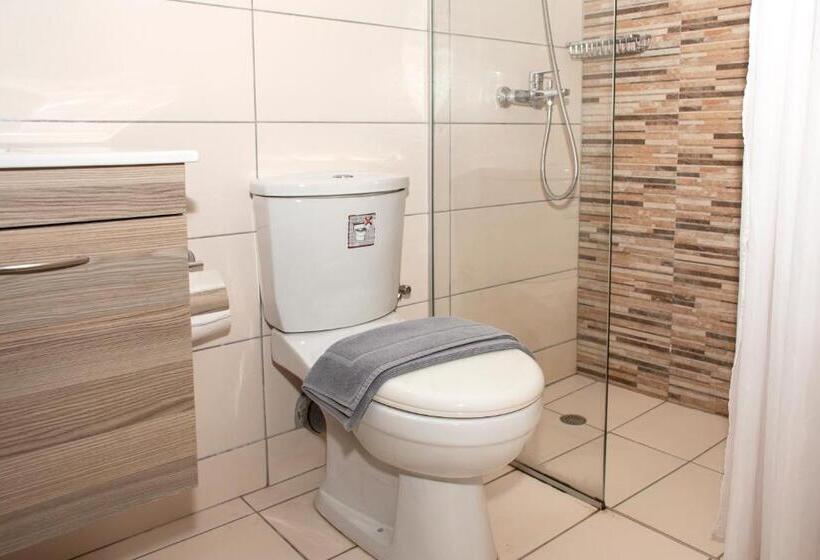 غرفة قياسية مطلة على الجبل, Argo Papadakis