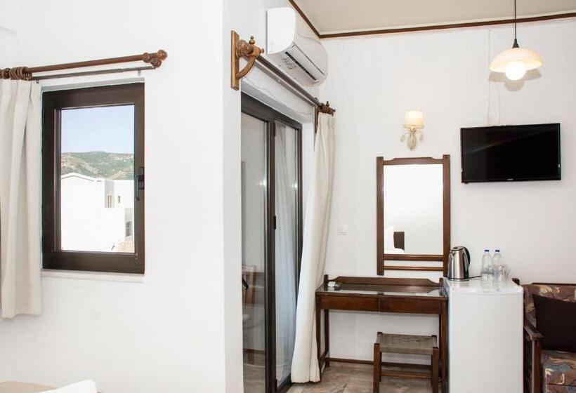 غرفة قياسية مطلة على الجبل, Argo Papadakis