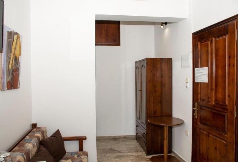 غرفة قياسية مطلة على الجبل, Argo Papadakis