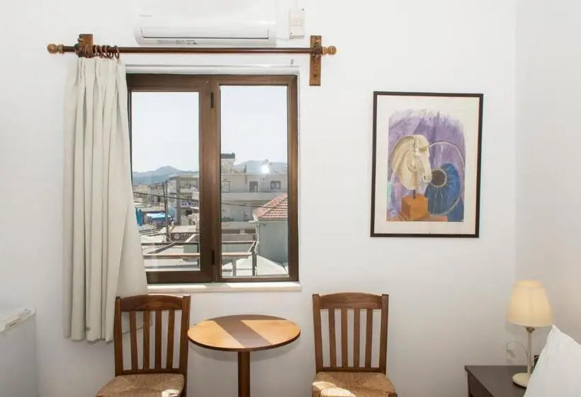 Economy-huone, Argo Papadakis