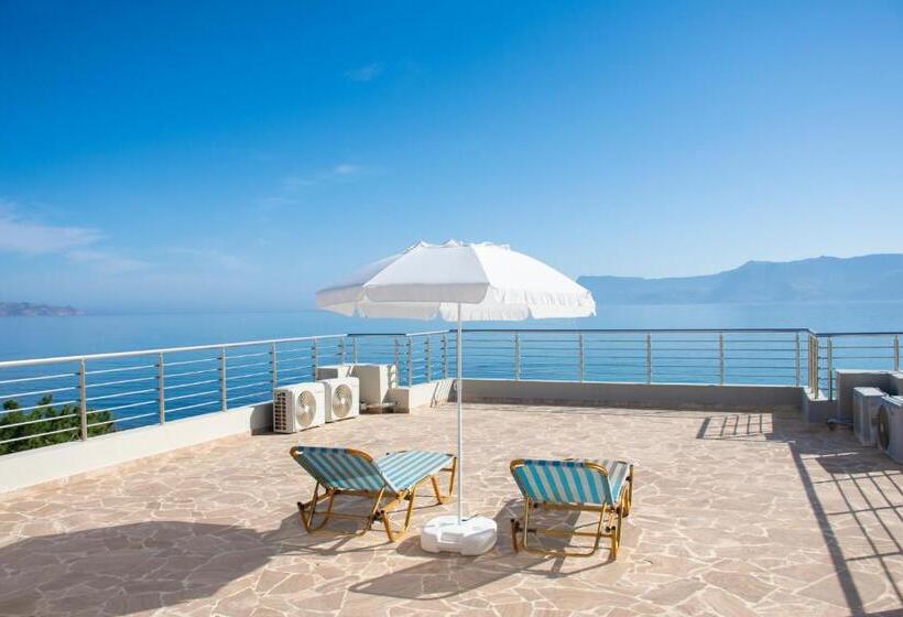 غرفة قياسية مزوَّدة بتراس, Argo Papadakis