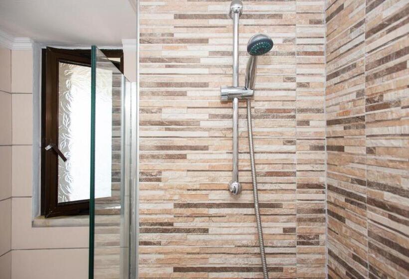 غرفة قياسية مزوَّدة بتراس, Argo Papadakis