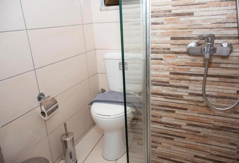 غرفة قياسية مزوَّدة بتراس, Argo Papadakis