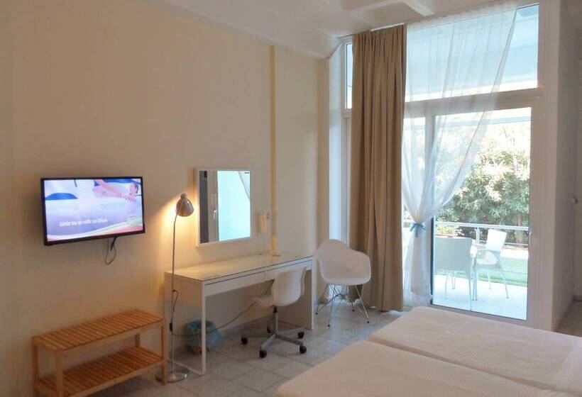 استودیو استاندارد با چشم‌انداز دریا, Homely Studios