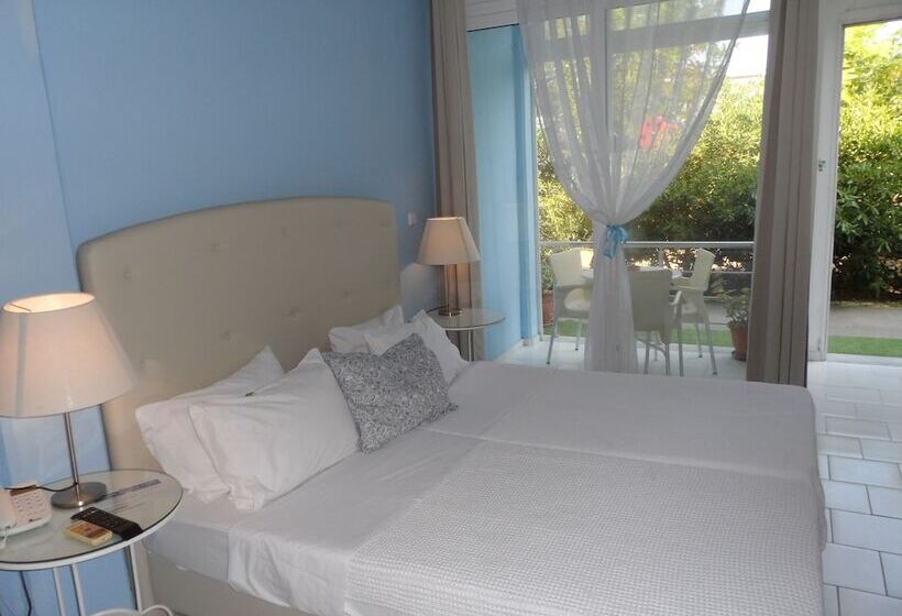 استودیو استاندارد با چشم‌انداز باغ, Homely Studios