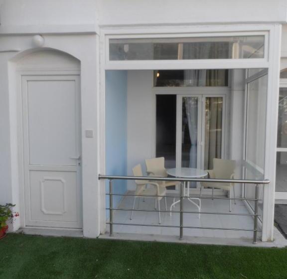 استودیو استاندارد با چشم‌انداز دریا, Homely Studios