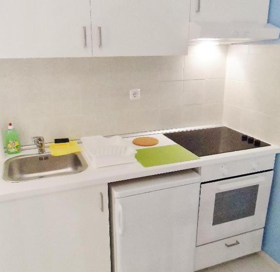 استودیو استاندارد با چشم‌انداز دریا, Homely Studios