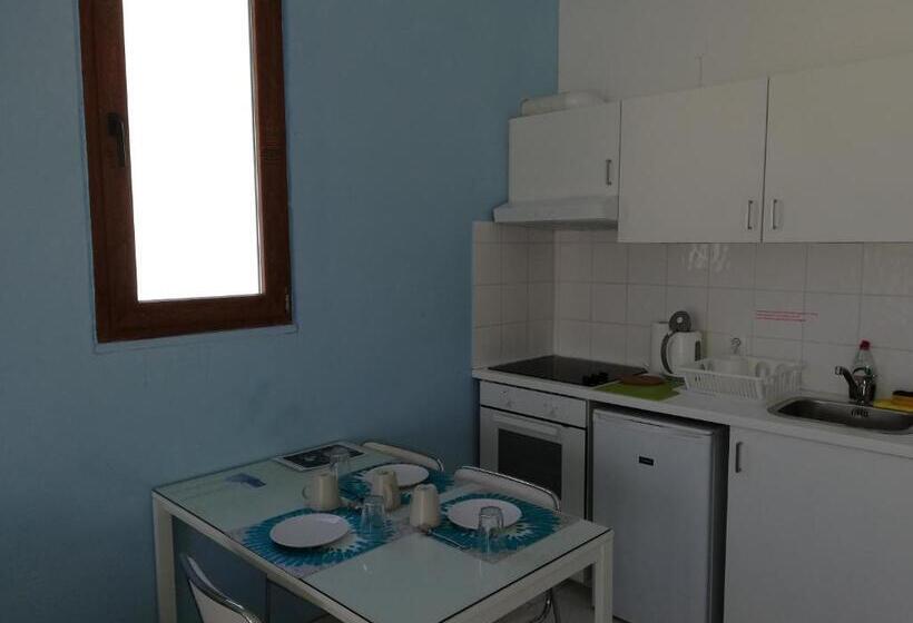 استودیو استاندارد با بالکن, Homely Studios