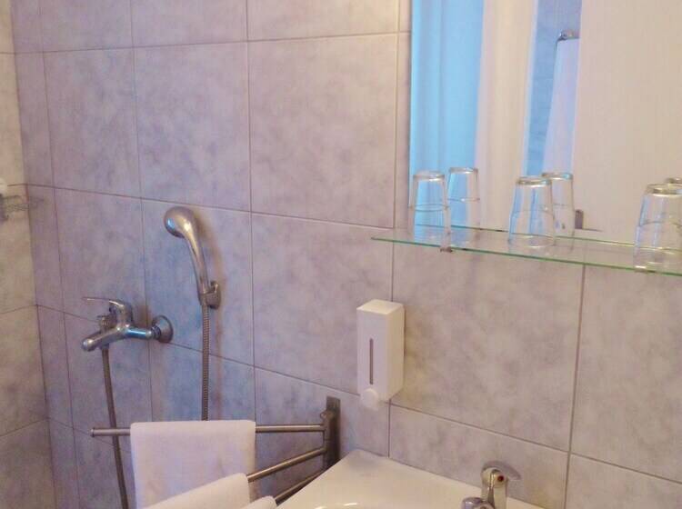 استودیو استاندارد با چشم‌انداز دریا, Homely Studios