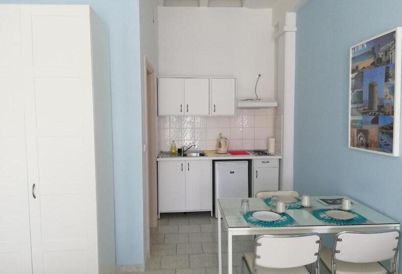 استودیو استاندارد با بالکن, Homely Studios