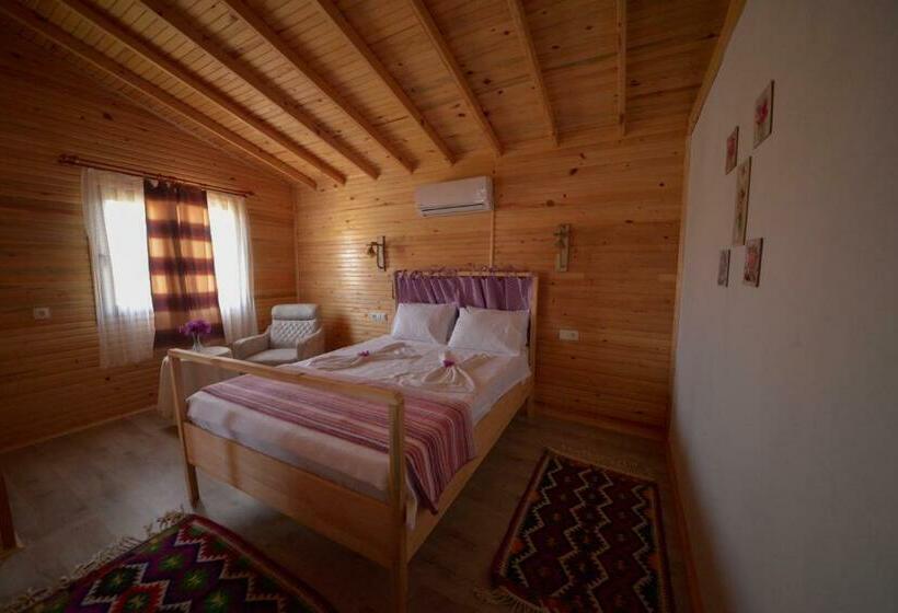 اتاق استاندارد چهارنفره با بالکن, Em Ba Butik Bungalov