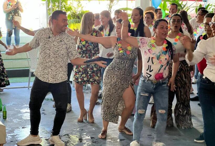 Семейный Номер, La Puerta del Ángel Isla