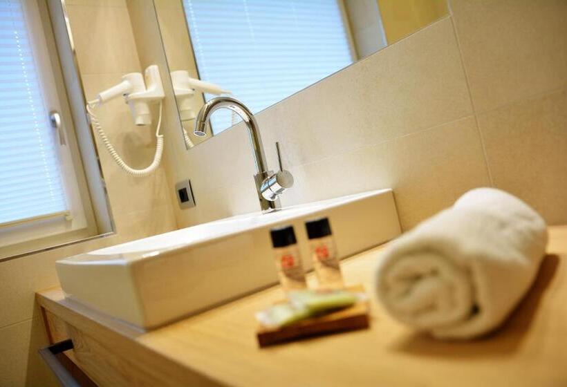 جناح جونيور, Chalet Elisabeth Dolomites Alpin & Charme