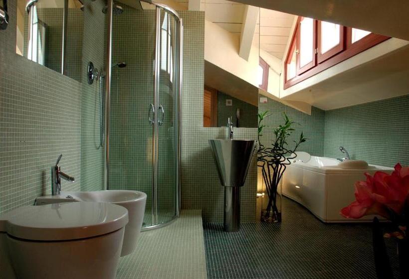 جناح جونيور, Charming Hotel Dei Chiostri