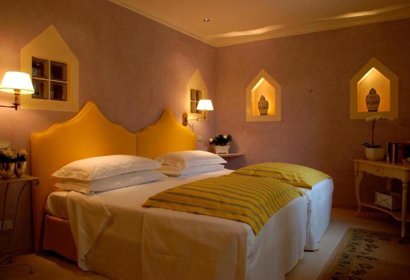 جناح جونيور, Charming Hotel Dei Chiostri