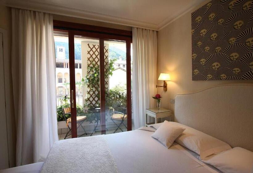 جناح جونيور, Charming Hotel Dei Chiostri