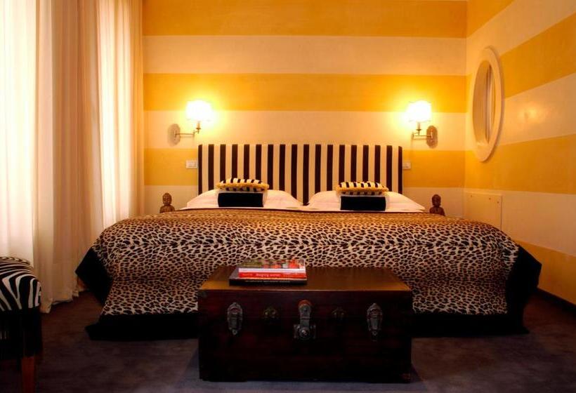 جناح جونيور, Charming Hotel Dei Chiostri