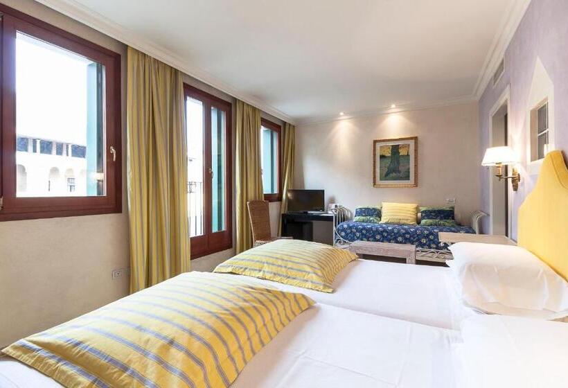 جناح جونيور, Charming Hotel Dei Chiostri