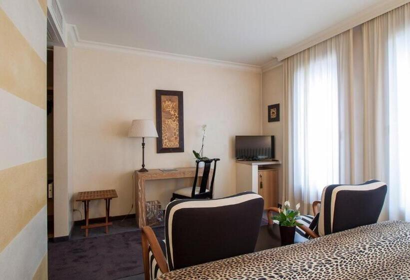 جناح جونيور, Charming Hotel Dei Chiostri