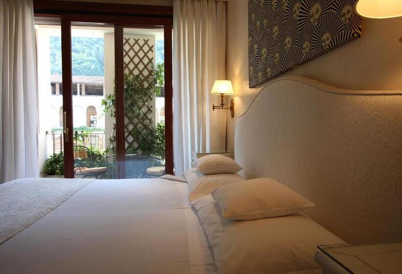 جناح جونيور, Charming Hotel Dei Chiostri