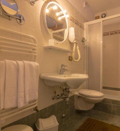 غرفة قياسية ثلاثية, Digonera Historic Hotel B&b