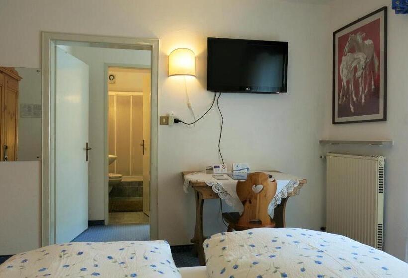 غرفة قياسية ثلاثية, Digonera Historic Hotel B&b