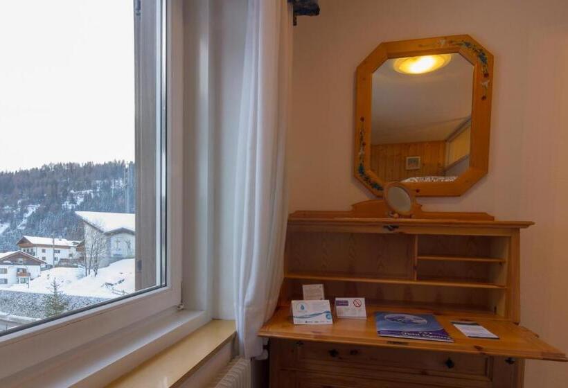 غرفة قياسية ثلاثية, Digonera Historic Hotel B&b