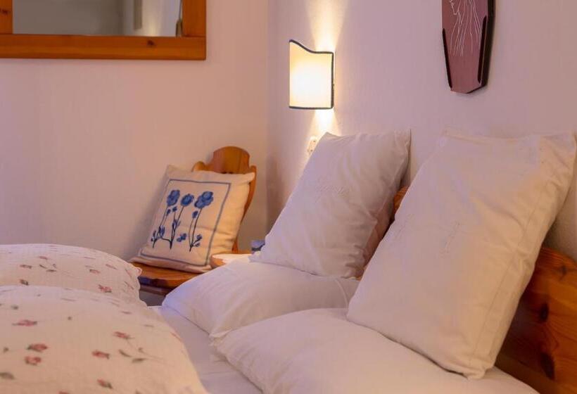 غرفة قياسية ثلاثية, Digonera Historic Hotel B&b