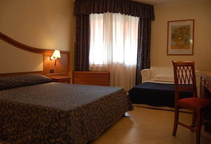 חדר סטנדרט לשלושה, Centrale