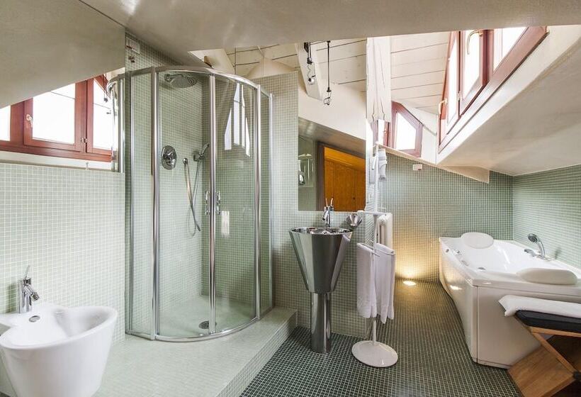 جناح جونيور, Charming Hotel Dei Chiostri