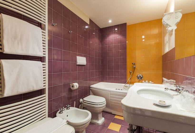 جناح جونيور, Charming Hotel Dei Chiostri