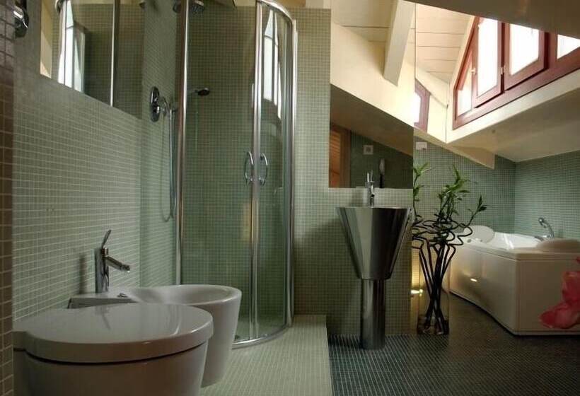 جناح جونيور, Charming Hotel Dei Chiostri