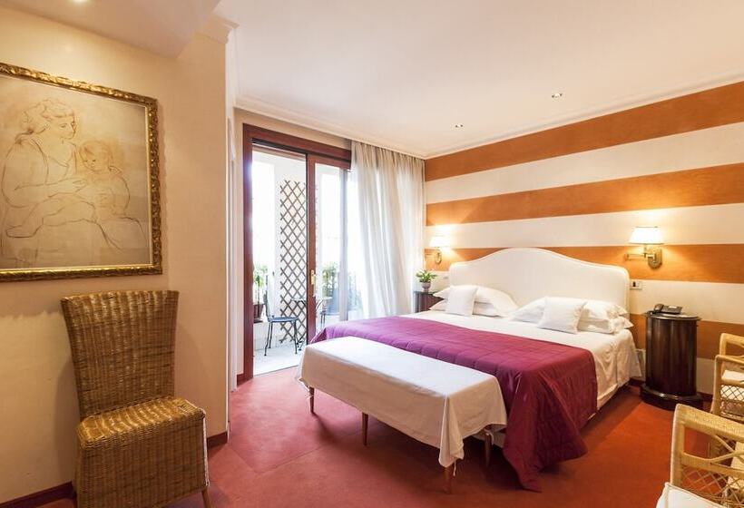 جناح جونيور, Charming Hotel Dei Chiostri