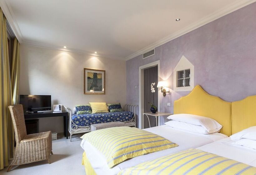 جناح جونيور, Charming Hotel Dei Chiostri